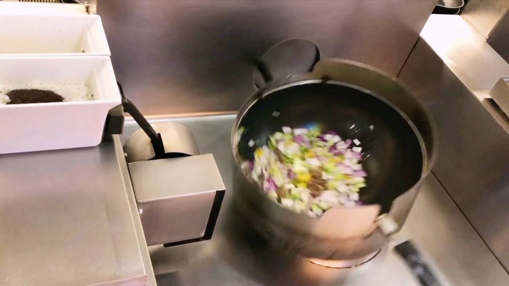 Video: Đầu bếp robot nấu thức ăn trong nhà hàng ở Trung Quốc